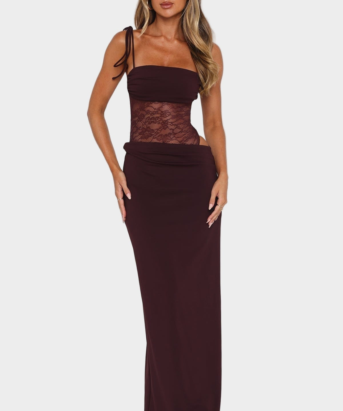 Maxi Ruha Szabad Kivágással és Finom Eleganciával
