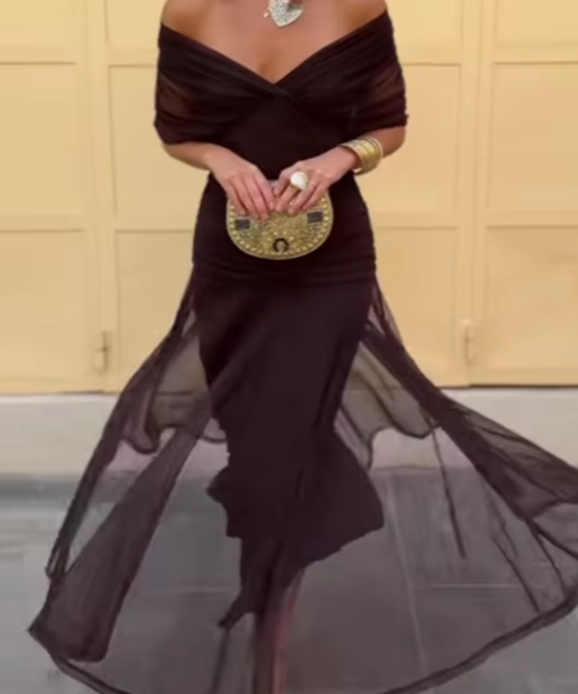 Ágnes - Elegáns Maxi Estélyi Ruha V-kivágással
