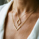 Helmi™ | Elegáns nyaklánc V-alakú geometrikus medállal