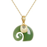 Colar com Pendente de Elefante em Jade Hetian – Corrente Banho de Ouro 18K para Mulheres