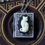 Colar de Pendente de Livro de Gato Vintage – Design de Páginas Rotativas