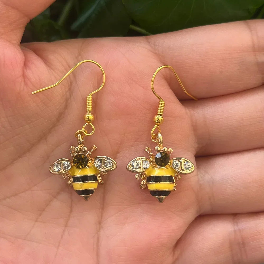Brincos de Cristal com Abelha Dourada e Favo de Mel