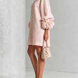 Amara – Elegáns miniruha virágos díszgombokkal